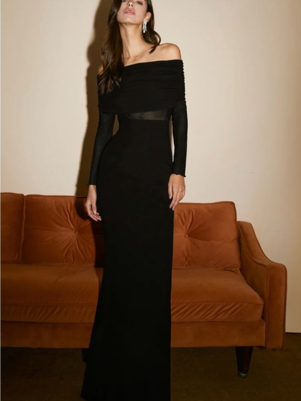Commense Elegant One-Shoulder Black Gown with Sheer Waist